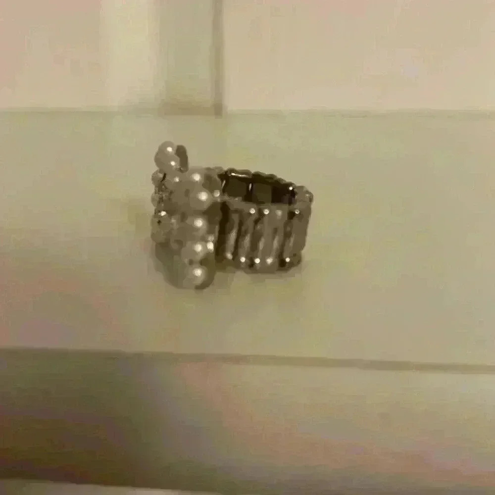 🐳 Crystal and Pearl White Bow Tie Stretch Ring - Picture 9 of 9